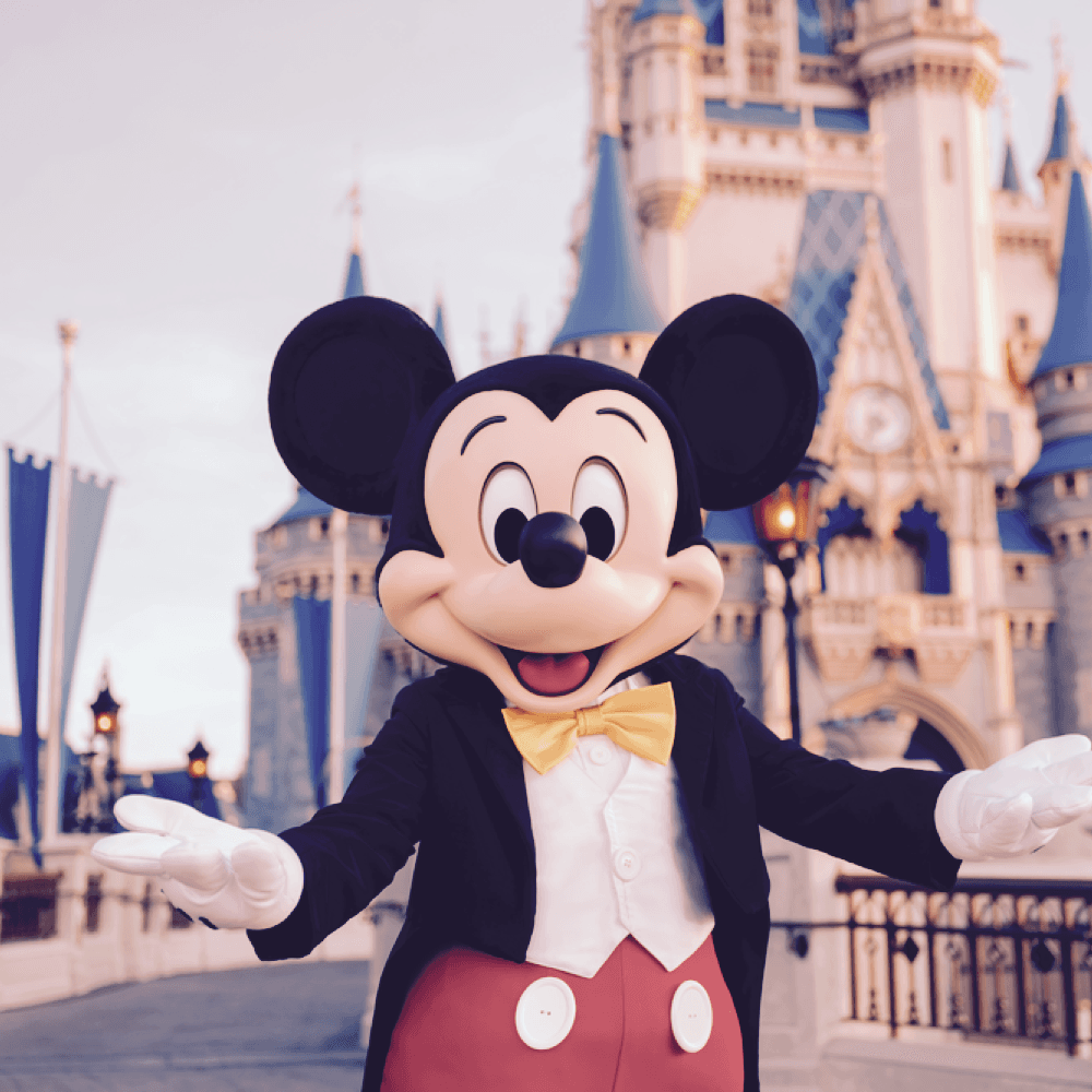 Mickey Mouse dando la bienvenida frente al Castillo de Cenicienta en Magic Kingdom